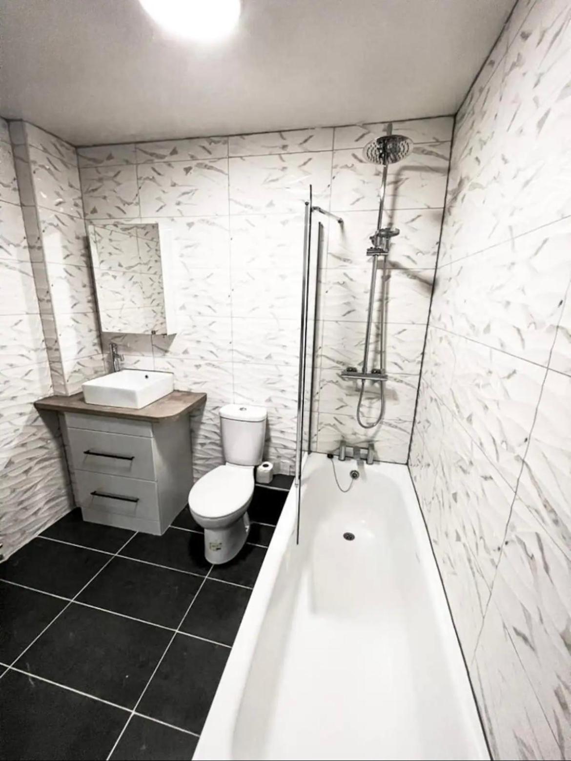 Lovely 1-Bedroom Apartment, Free Street Parking Newcastle-upon-Tyne Exteriör bild